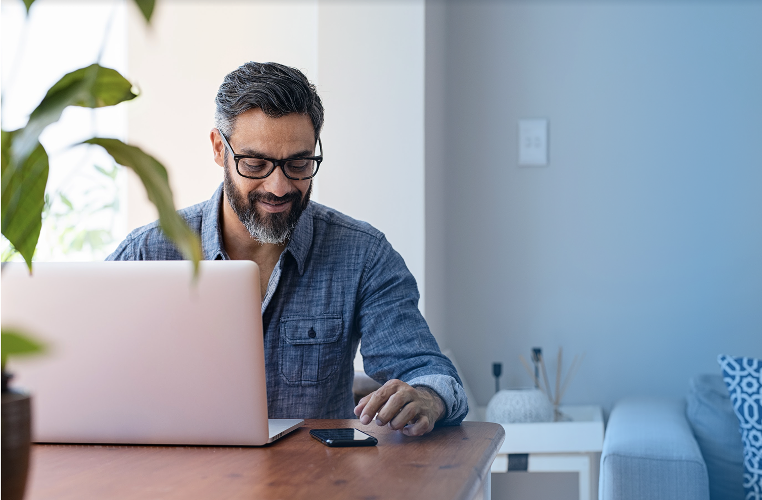 Ilustração pessoa utilizando um notebook para anunciar um imóvel